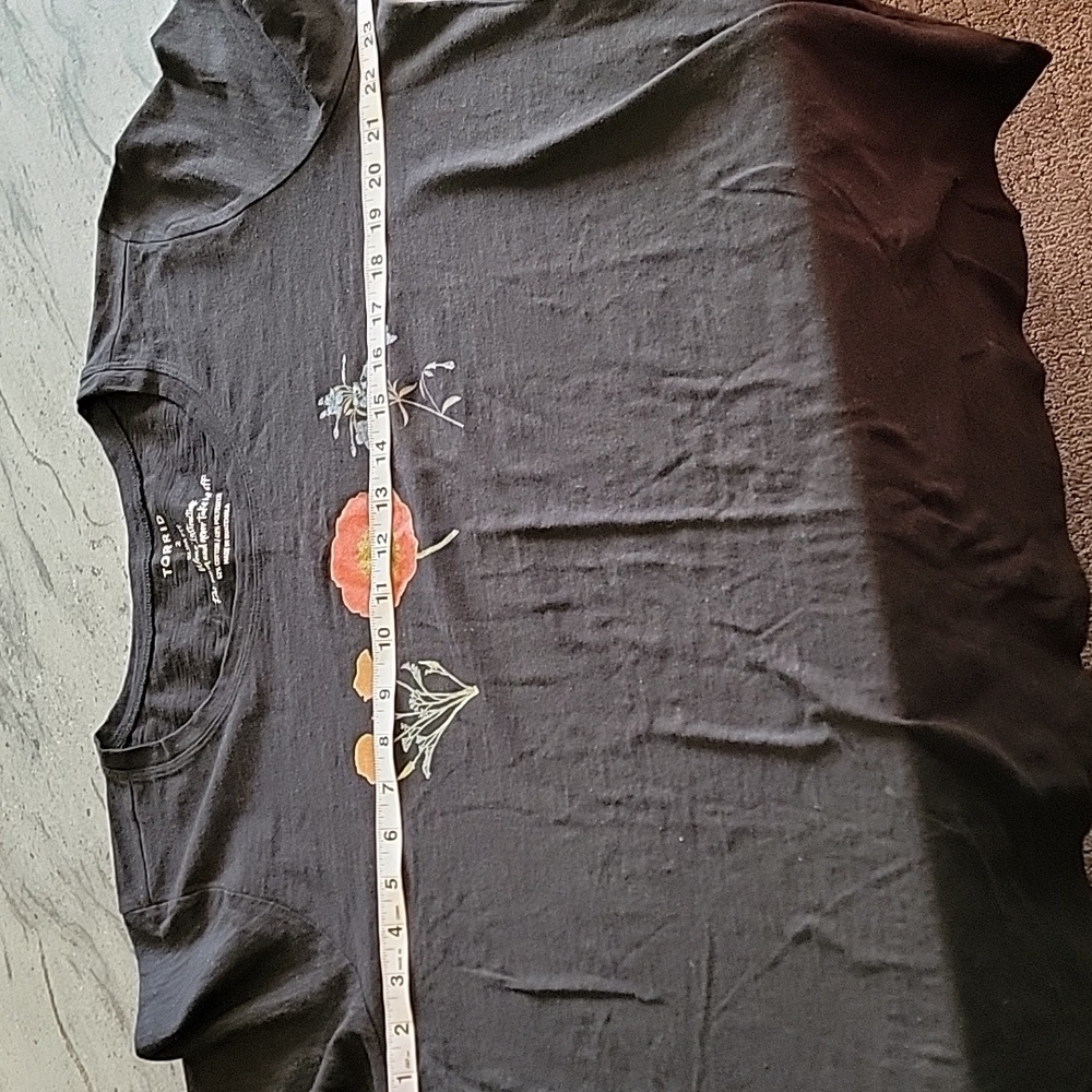 TORRID Short Sleeve Floral Design Tee Shirt Black Orange Blue size 2X 18-20 NWT - Picture 8 of 11